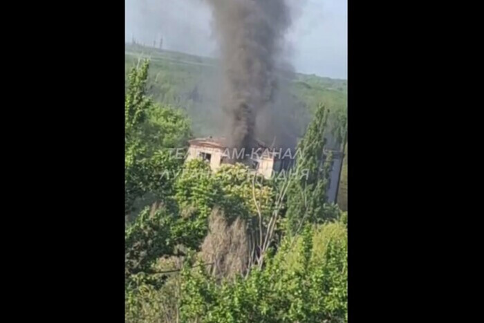 Взрыв в Луганске. Горит казарма оккупантов (фото, видео)