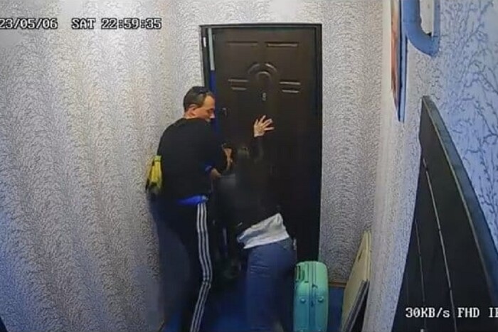 Зловмисник напав на киянку біля дверей її квартири: як їй вдалося вирватися
