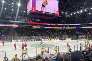 На Чемпіонаті світу з хокею вболівальники змусили фаната зняти майку з написом «Росія»