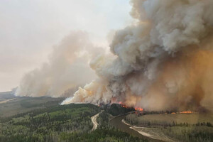 Канаду охватили разрушительные пожары: власти продолжают масштабную эвакуацию жителей (фото, видео)