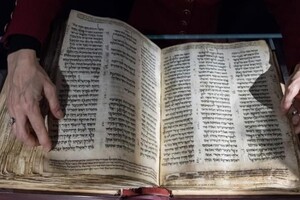 Хотіли продати 1000-річну Біблію: у Туреччині затримано зухвалих викрадачів артефактів (фото)