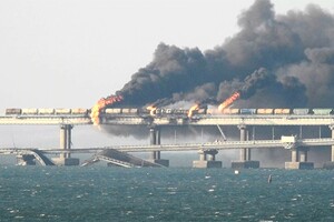 У жовтні 2022 року на Кримському мосту стався вибух. Зараз ця незаконно зведена споруда продовжує залишатися однією з «сакральних» цілей під час контрнаступу