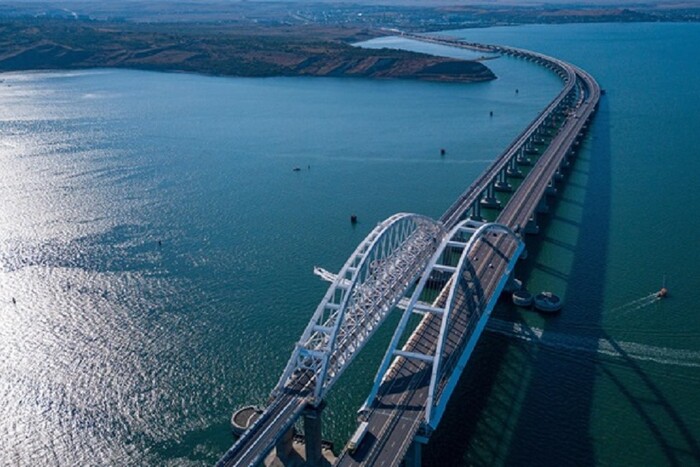 Бояться диверсій: росіяни посилили контроль проїзду по Кримському мосту