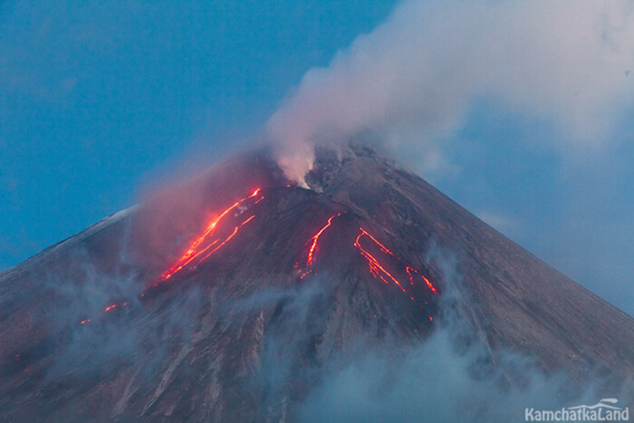 На Камчатці почалося виверження одного з найбільших вулканів Євразії (відео)