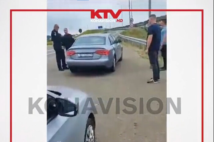 Поліція Косова затримала сина президента Сербії та змусила роздягнутися (відео)