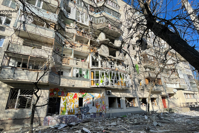 Війська РФ обстріляли житловий квартал Херсона: є поранені