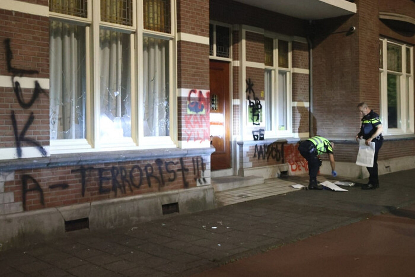 В Нидерландах мужчина изуродовал здание посольства Беларуси