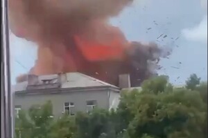 Атака на Суми: з’явилося відео, як дрон влучив у багатоповерхівку