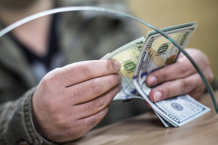 Нацбанк обязал обменники принимать «потертые» доллары