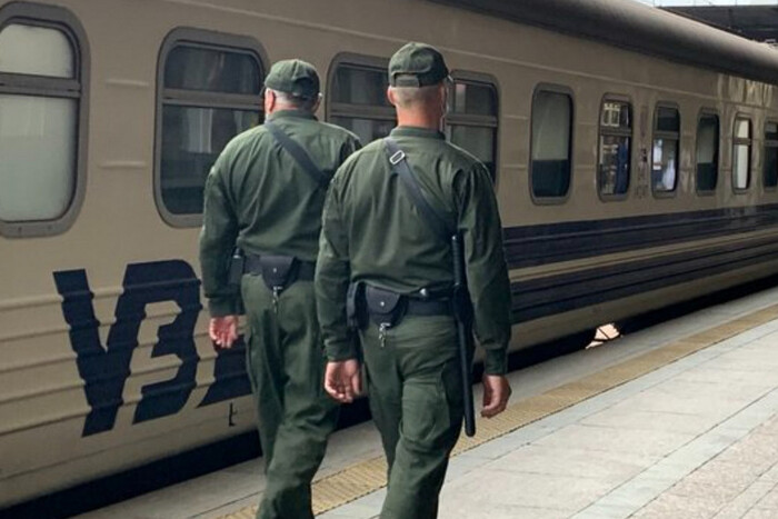 «Укрзалізниця» повернула воєнізовану охорону в потяги