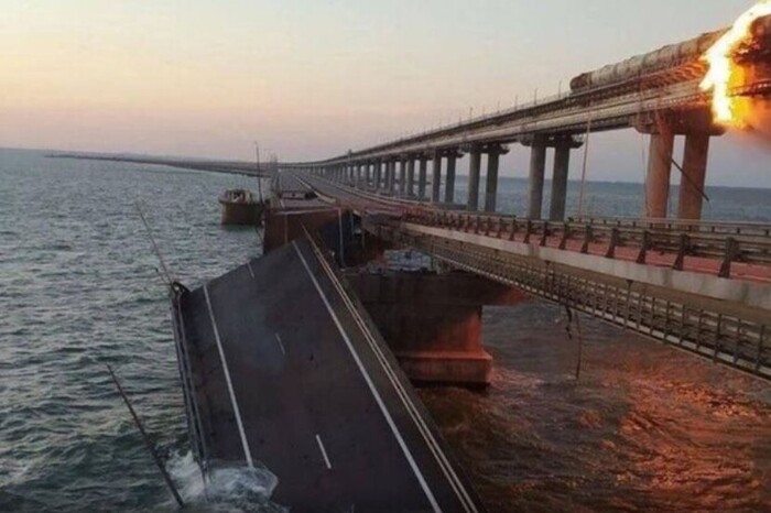 Окупанти зупинили рух Кримським мостом