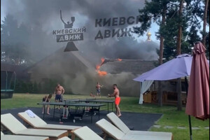 Під Києвом українці грають в теніс на фоні палаючого ресторану (відео)