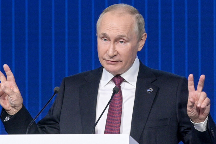 Путін повчив росіян робити фейкові копії захопленої в Україні техніки