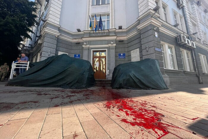 Скандал из-за благоустройства Житомира: вход в горсовет облит «кровью» (фото)