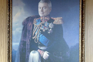 На картині, яку ДБР виявило під час обшуків, екснардеп Григорій Дашутін зображений в образі військового царської армії із золотими еполетами та орденами