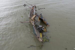 Тайфун у Філіппінах: через негоду під воду пішло судно з десятками людей (фото)