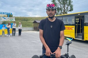Мер норвезького міста приїхав на велосипеді до Тернопільщини задля ЗСУ (фото, відео)