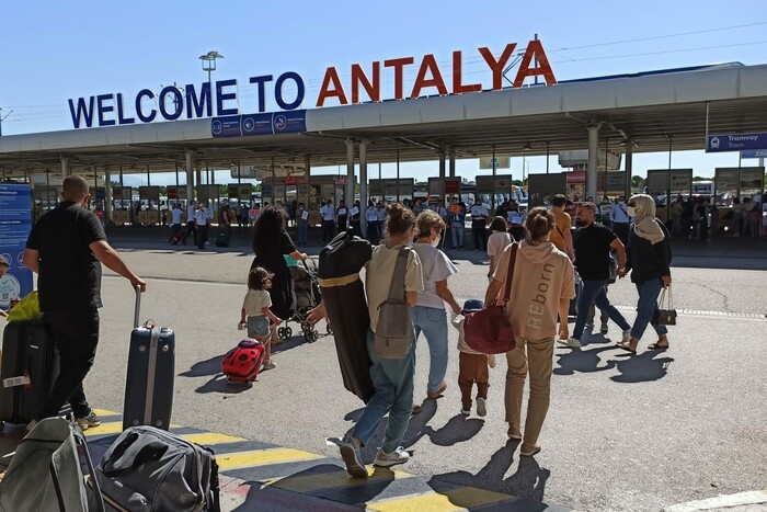 Російські туристи в Туреччині намагалися вкрасти 35 кг «гостинців» (відео)