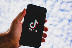 Відповідно до Закону ЄС про цифрові послуги TikTok зобов’язаний контролювати незаконний вміст на своїх платформах