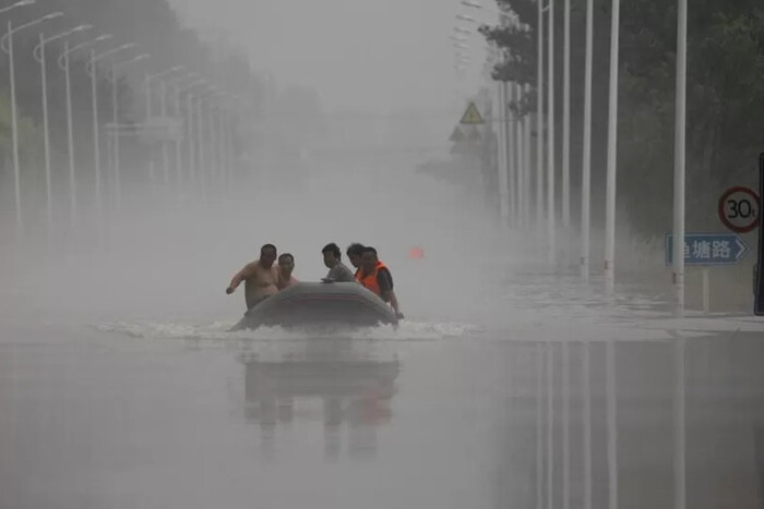 У Китаї найсильніші дощі за останні 140 років: є загиблі й зниклі безвісти