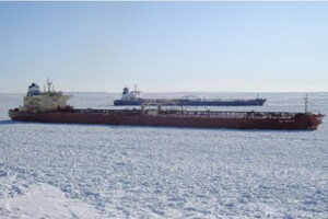 Російська нафта застрягла по дорозі у Китай: танкери бовтаються у льодах