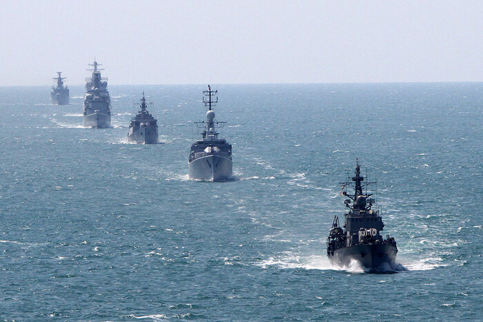 Российские корабли в Черном море срочно перегруппировываются после атак дронов