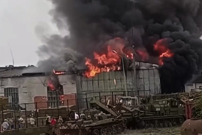 У Росії палає військова частина (відео)
