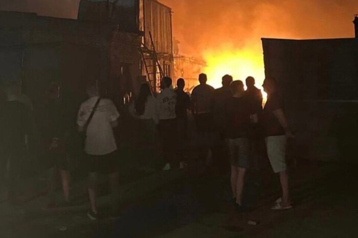 У Московській області після вибухів спалахнула сильна пожежа (відео)