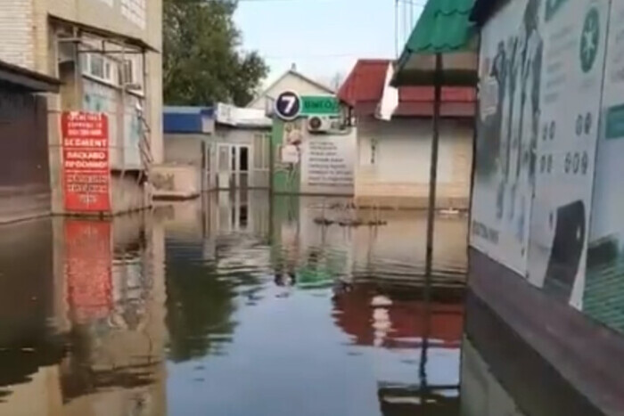 Подрыв Каховской ГЭС: город на Херсонщине до сих пор под водой (видео)
