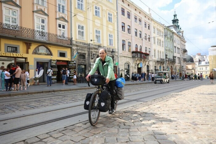 70-летний врач из Франции проехал 4 тыс. км на велосипеде, чтобы помочь украинцам (фото)