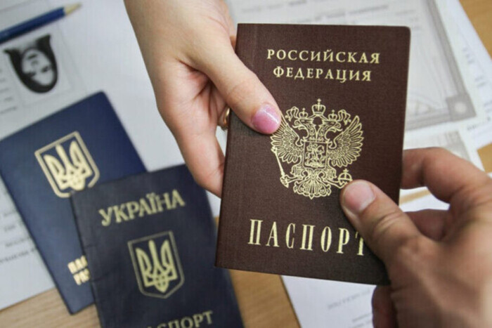 Окупанти шантажують українських старшокласників, щоб ті отримували паспорт РФ