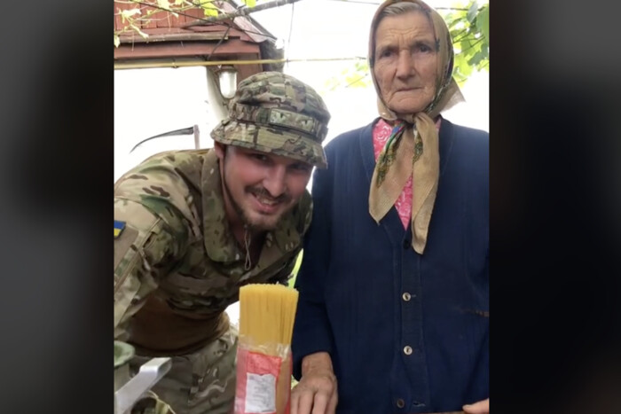 Військовий після поранення приїхав до бабусі та дідуся, щоб приготувати разом вечерю (відео)