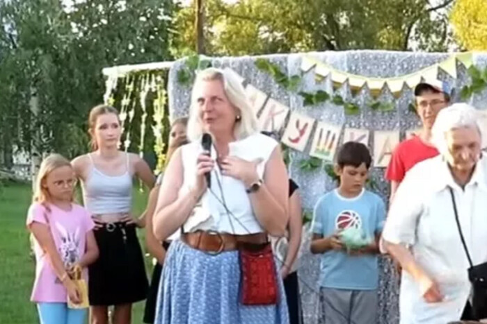Колишня очільниця МЗС Австрії, на весіллі якої танцював Путін, тікає з російського села 