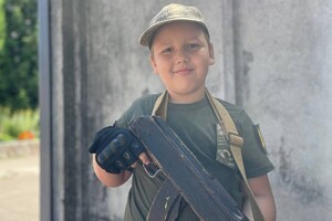 Має форму та зброю: як 7-річний школяр служить у військкоматі (відео)