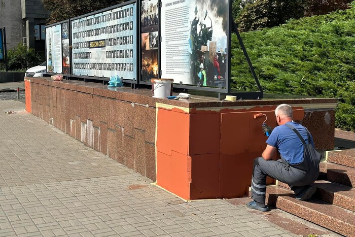 Фарбують граніт: жителі Києва обурилися благоустроєм на Європейській площі 