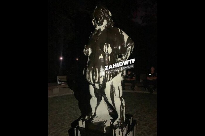 У Львові вандали познущалися зі скандальної скульптури жінки (фото)