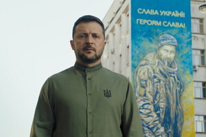 Зеленский поздравил украинцев с Днем независимости на фоне мурала с расстрелянным воином (видео)