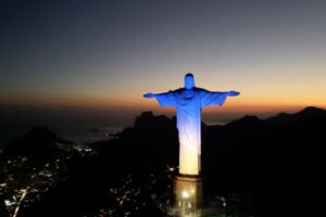 Статуя Христа-Спасителя у Бразилії засяяла кольорами українського прапора (відео)