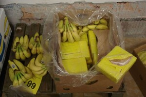 Коробки з бананами та напис «Гітлер»: в Іспанії поліція вилучила рекордну кількість кокаїну