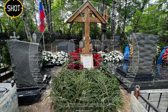 Який вигляд має могила терориста Пригожина? Російські ЗМІ показали перші фото