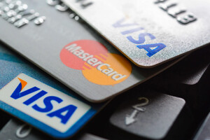 Visa та MasterCard підвищать комісії для власників банківських карток
