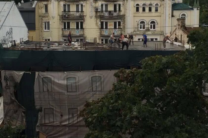 У Києві розбирають стародавній будинок на Андріївському узвозі (фото)
