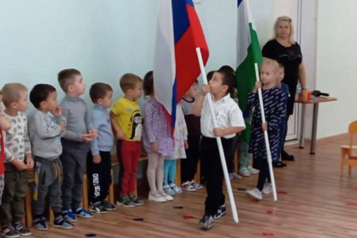 Вихованців російських дитсадків змушують співати гімн і піднімати прапор