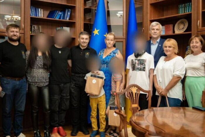 Украина вернула домой девять детей, которых похитили оккупанты (фото)
