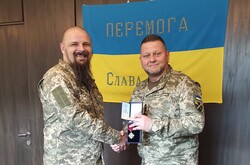 Сержант Олексій Бик отримує нагороду «Золотий хрест» від Головнокомандувача Валерія Залужного