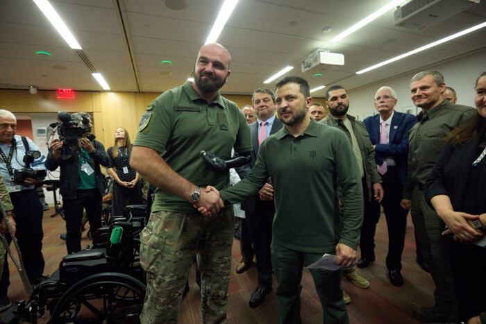 Зеленский в США посетил украинских военных, проходящих реабилитацию