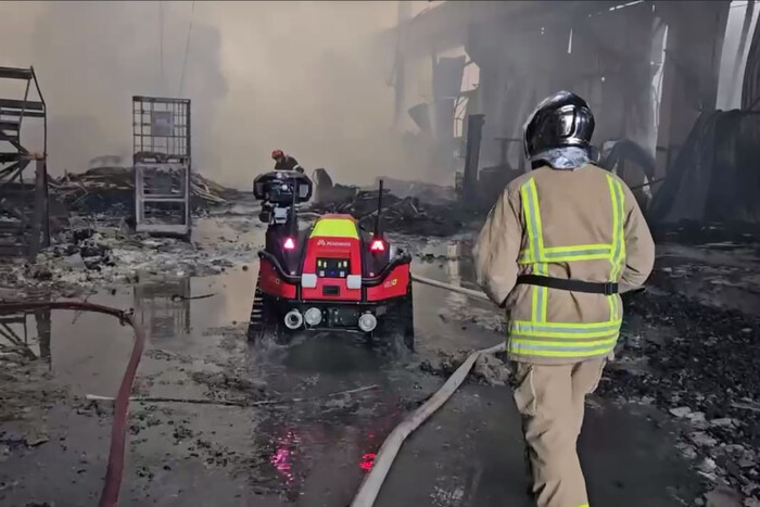 Удар по Львову: рятувальники загасили пожежу за допомогою робота (відео)