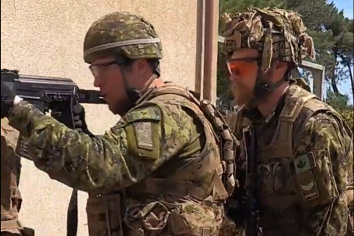 Канадские военные показали, как учат украинских защитников вести бой