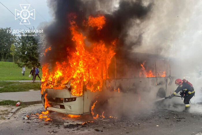 Во Львове загорелся автобус с пассажирами (фото)