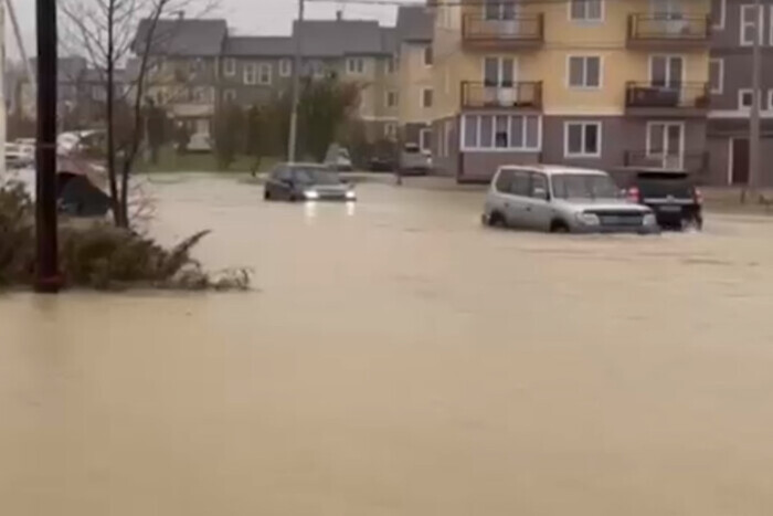 Россия идет под воду: на Сахалин обрушился тайфун (видео)